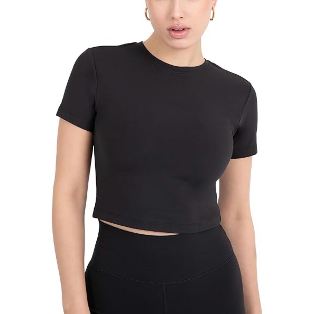 Zara black Short Sleeve Crew Neck Tee
Automet white short sleeve tee